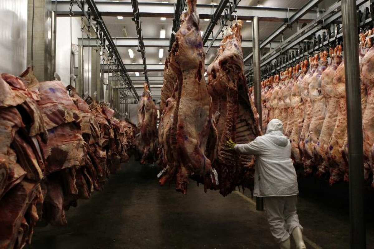 Coronavírus é encontrado na China em embalagens de carne importada do Brasil