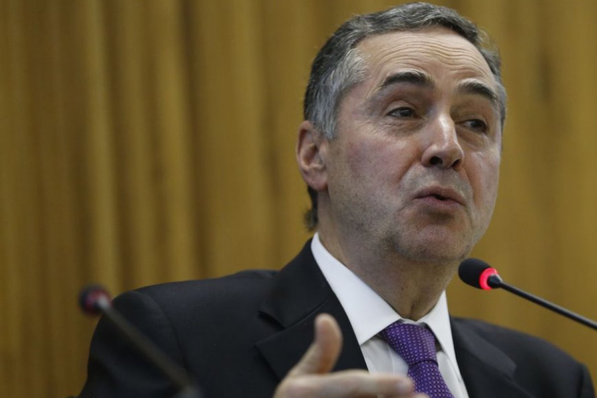 Barroso diz que TSE pretende permitir votação pelo celular no Brasil 