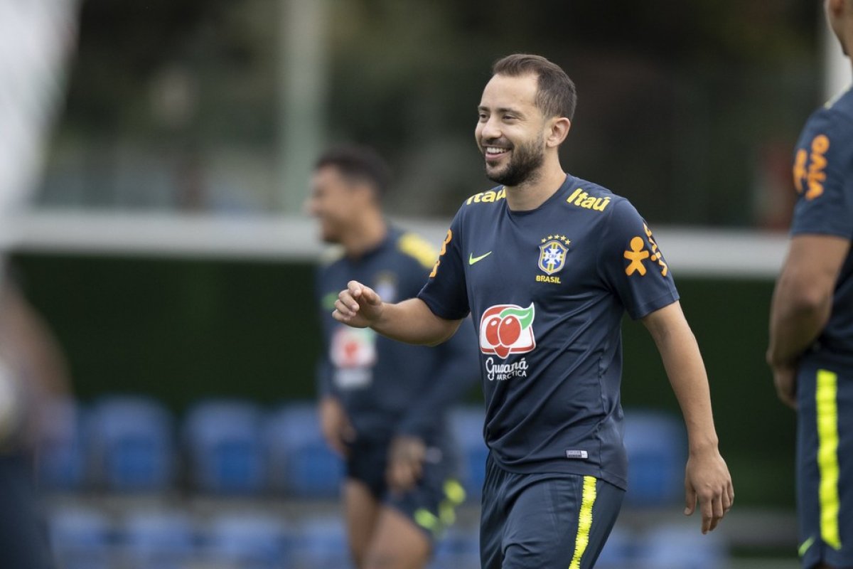 Everton Ribeiro assume camisa 10 de Neymar