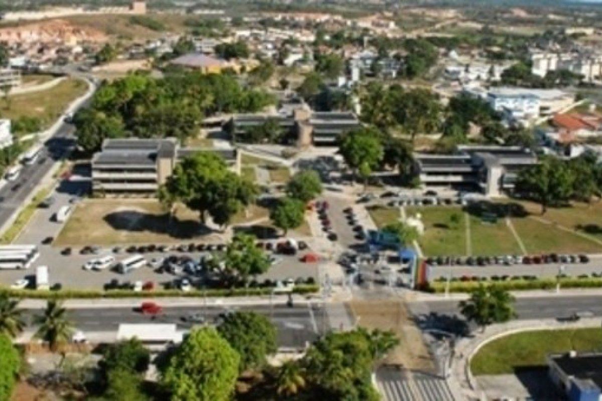 Homem morre e mulher fica ferida após serem baleados em Dias D'Ávila, na Bahia