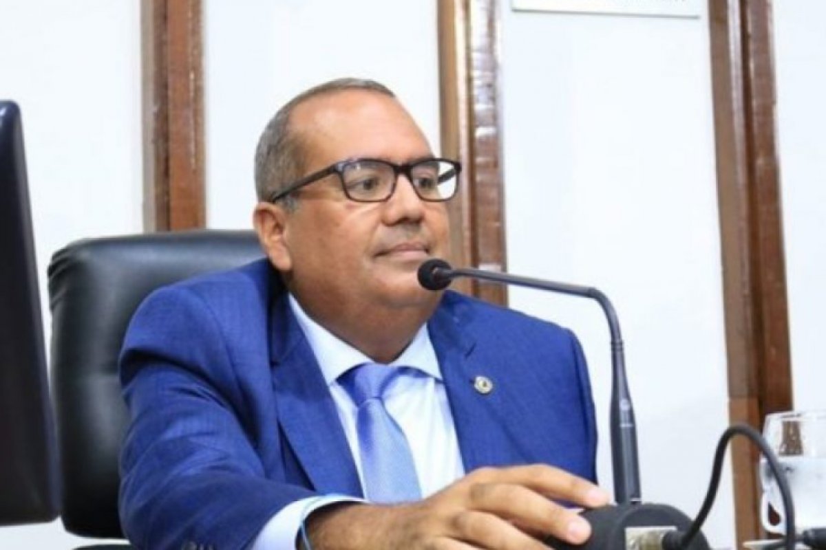 Deputado é condenado a multa de R$ 53 mil por divulgar pesquisa sem registro 