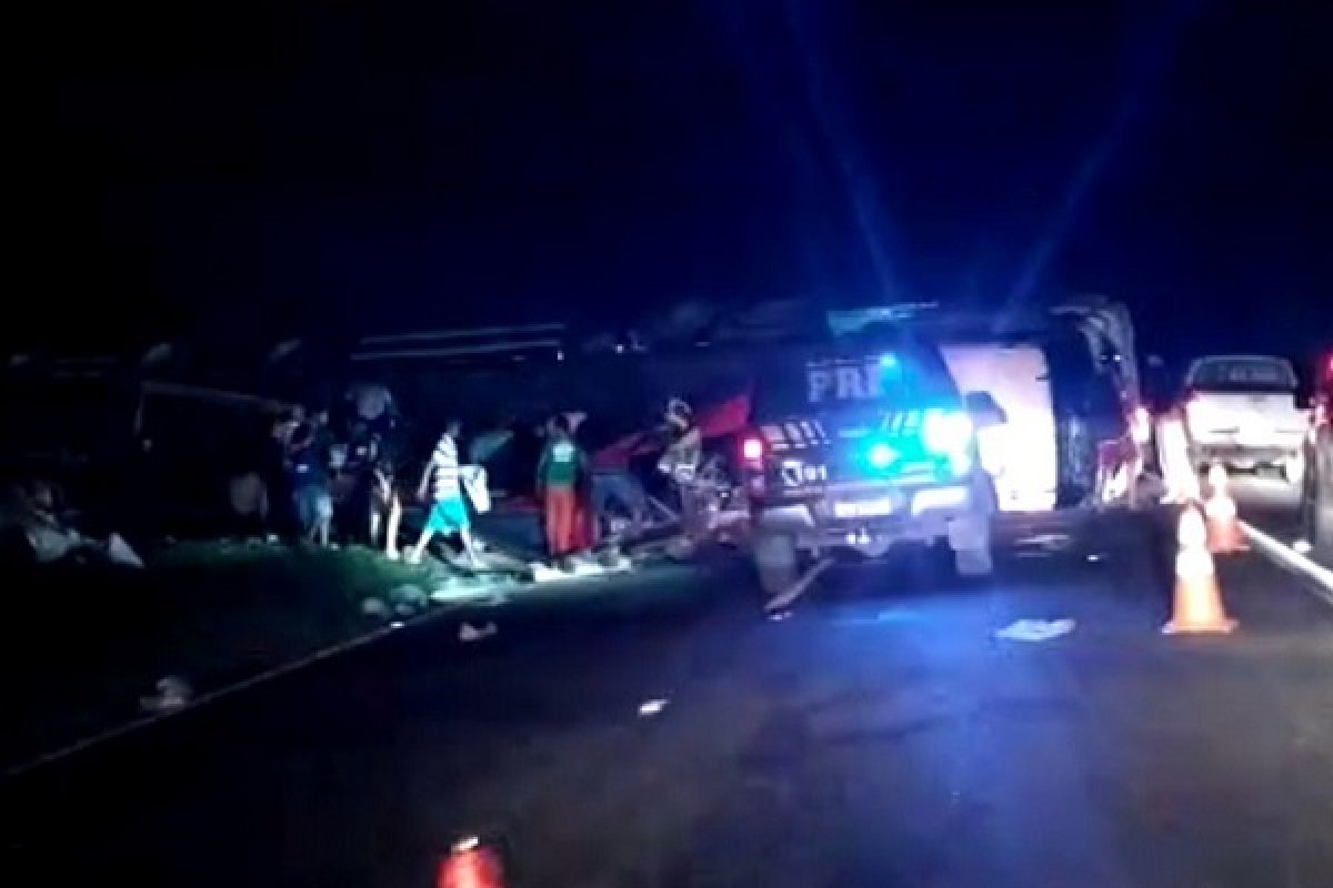 Carreta que transportava refrigerante tomba e interdita parte da BR-324