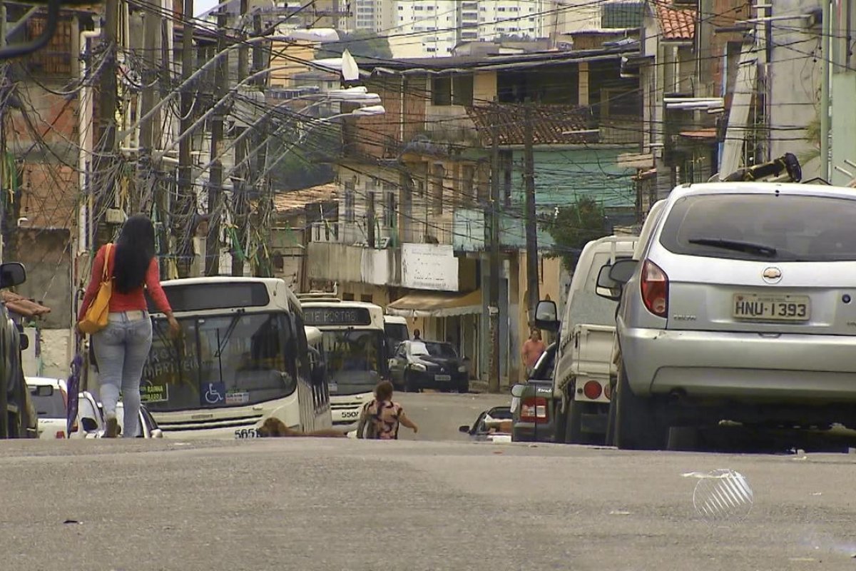Três pessoas da mesma família são mortas a tiros na porta de casa no bairro do Pau Miúdo, em Salvador