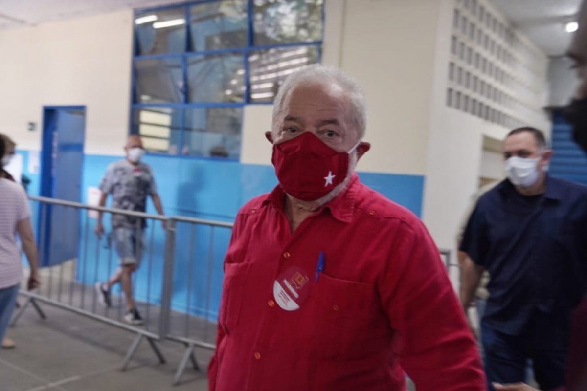 Ex-presidente Lula vota em São Bernardo e diz que PT sairá fortalecido nessas eleições