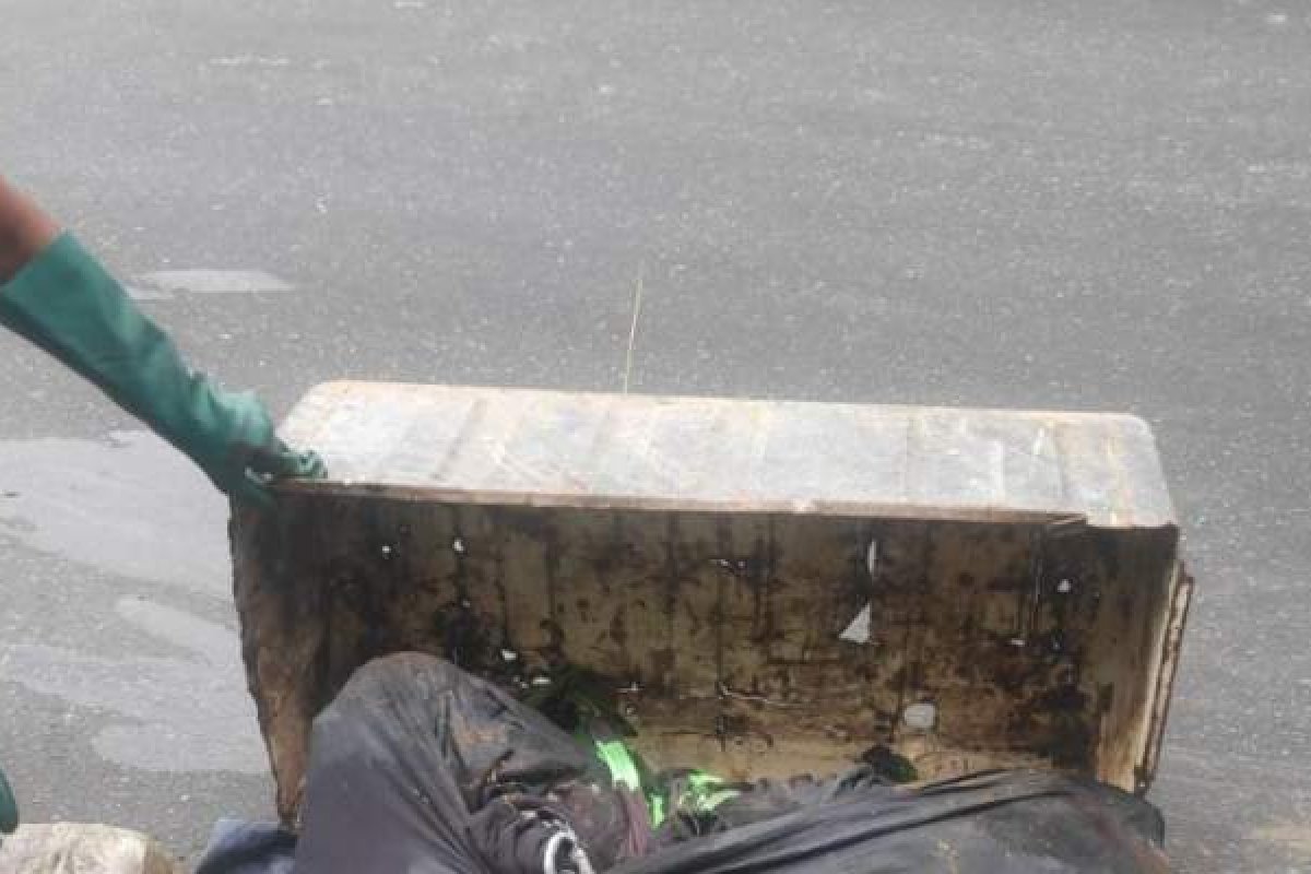 Corpo esquartejado é encontrado enrolado dentro de um recipiente de metal