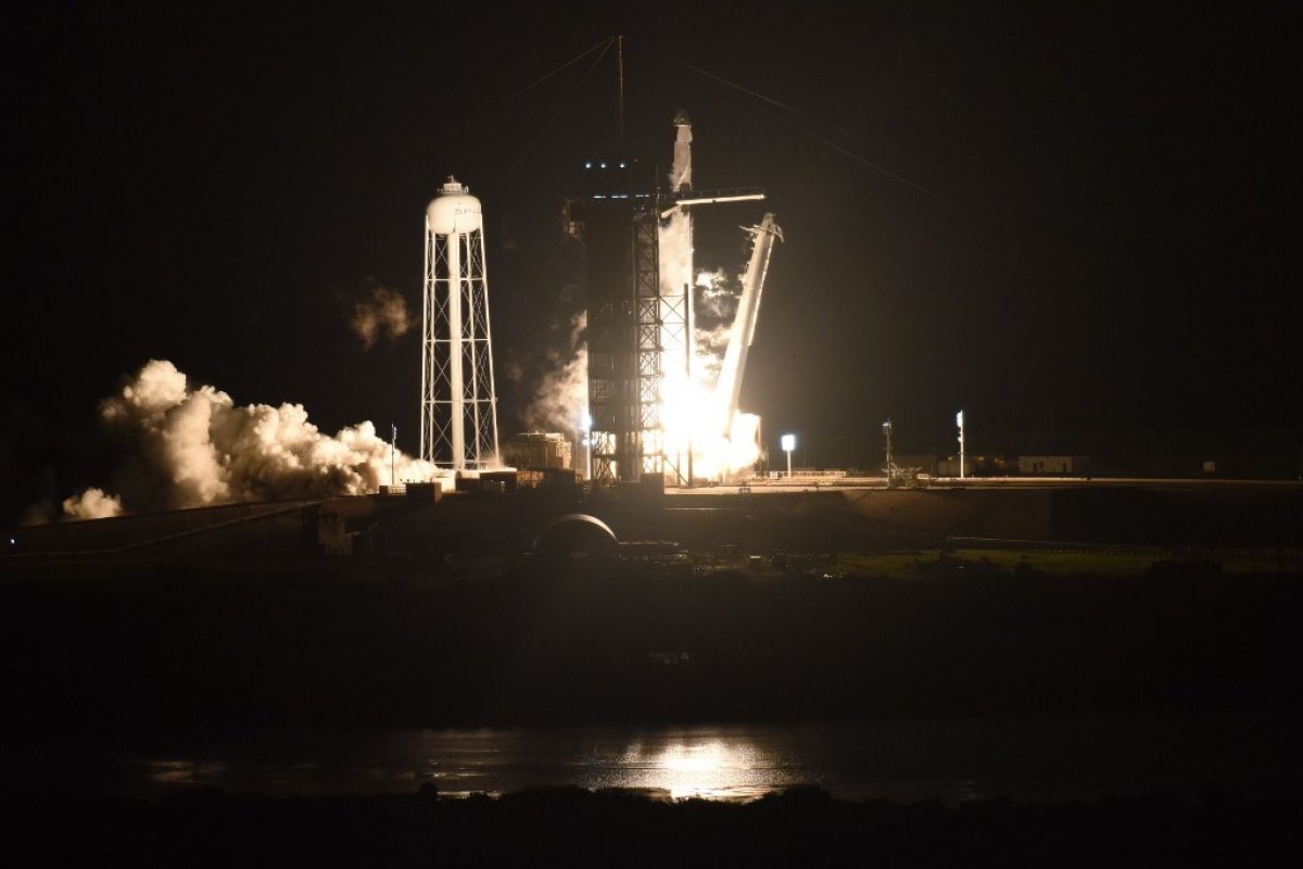 Foguete da SpaceX decola com quatro astronautas rumo à Estação Espacial Internacional