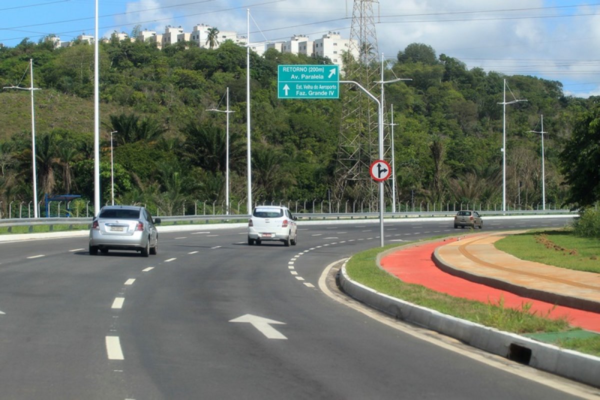 Duas pessoas ficam feridas após carro capotar e cair dentro de córrego em Salvador
