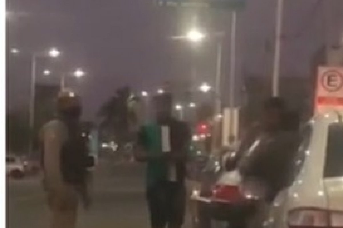 Policial militar é flagrado agredindo motociclista em Itapuã