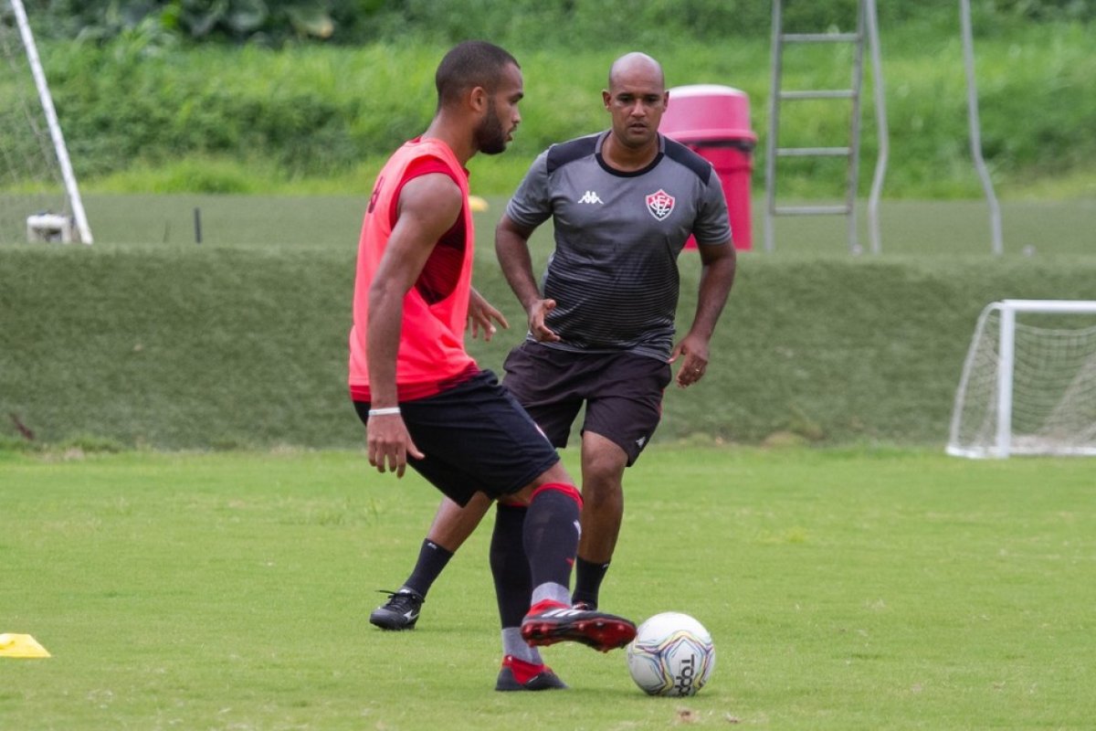 Com homenagem a Amadeu, Vitória inicia treinos para partida contra Ponte