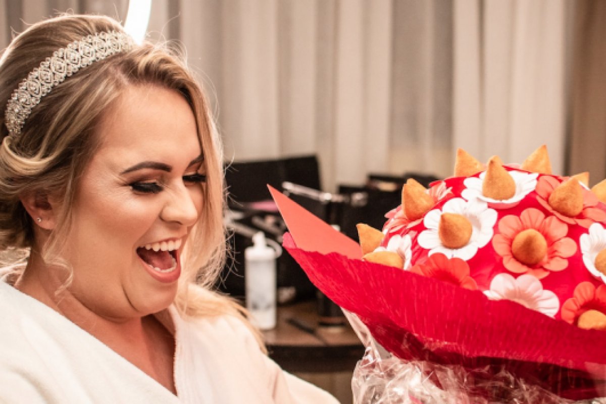 Noiva dispensa flores e sobe ao altar com buquê de coxinhas