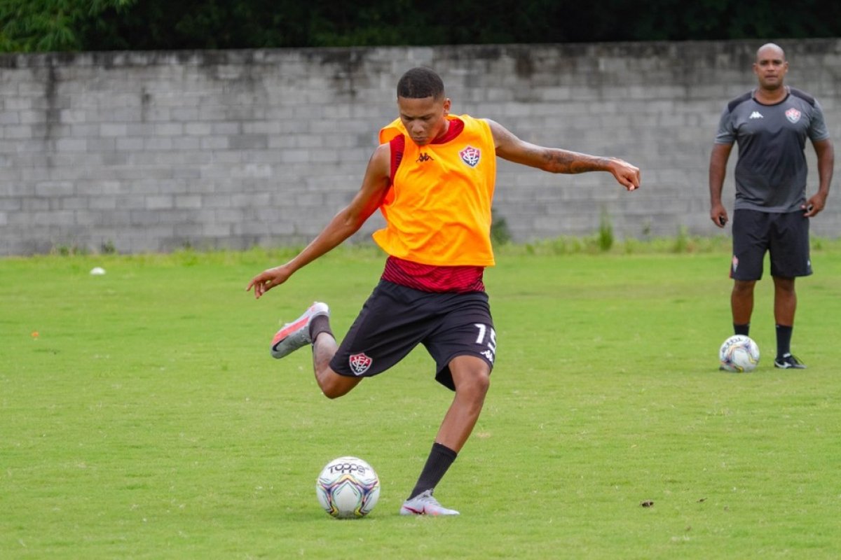 Elenco do Vitória faz testes para covid-19 e treina mirando a Ponte