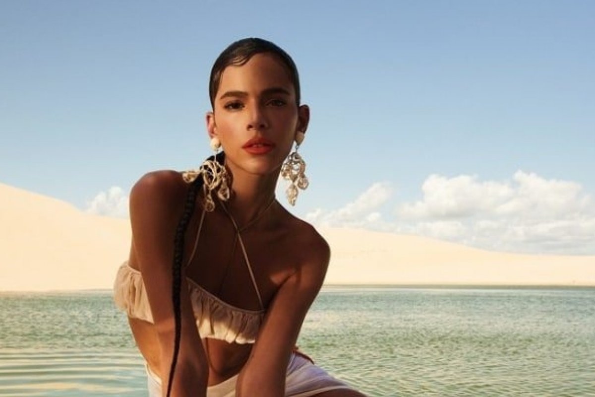 Bruna Marquezine apresenta os novos chinelos de borracha da Arezzo 