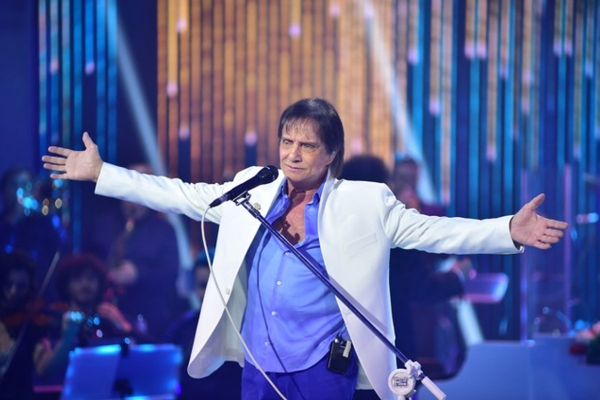 Sem poder gravar programa novo por causa da pandemia, Globo reprisará especial de Roberto Carlos