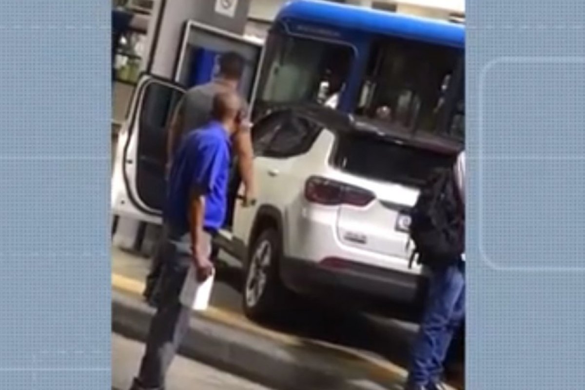 Idoso é atropelado após carro invadir estação de ônibus em Salvador