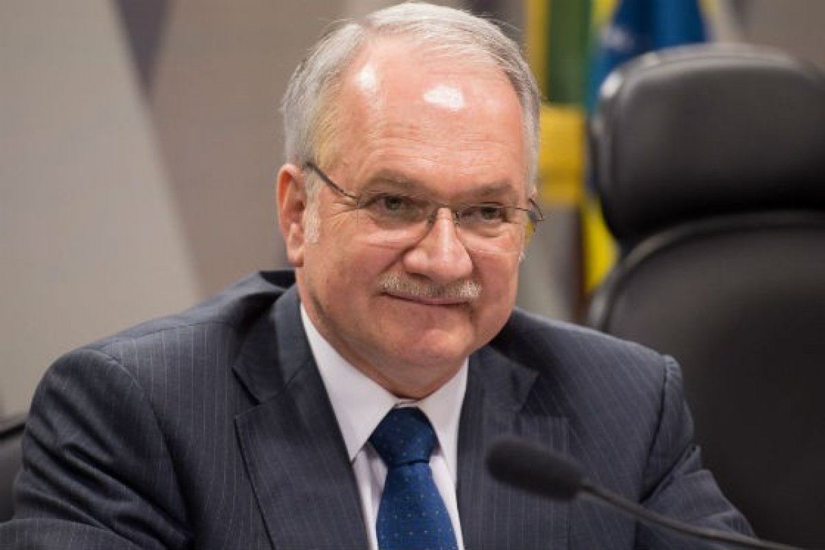 STJ vai analisar pedido de Lula para paralisar caso do triplex