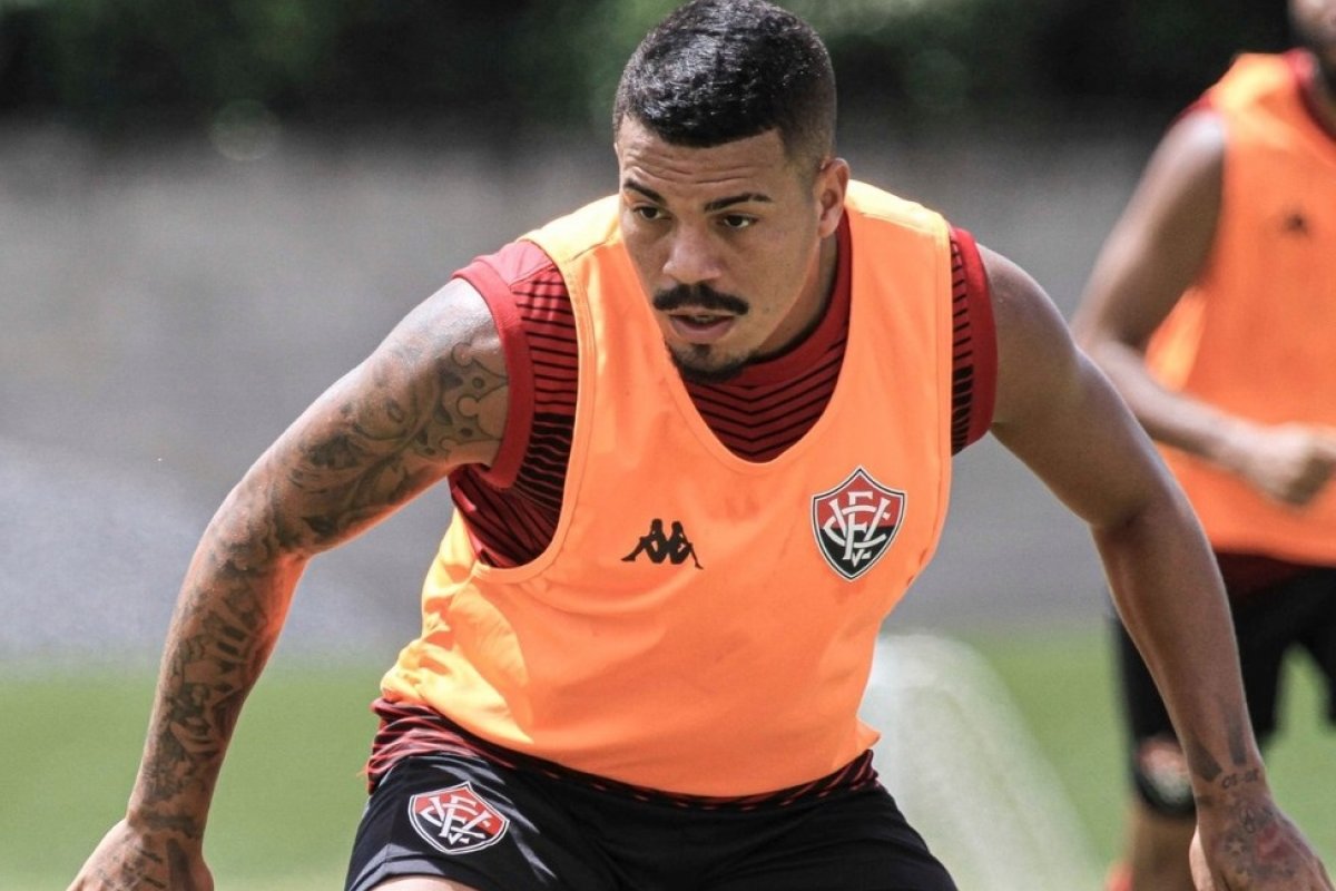 Saída de Thiago Carleto, do Vitória, deve ser definida nesta quarta (18)