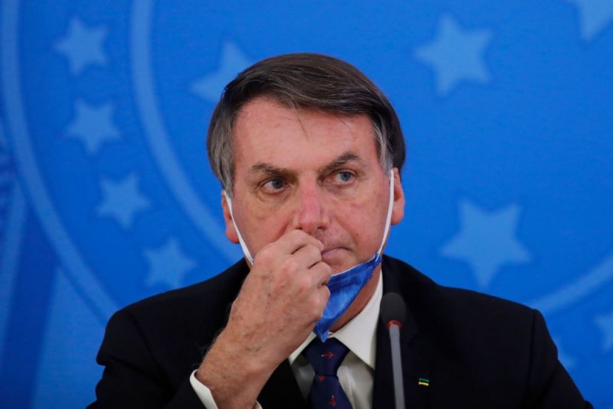Amapá: Bolsonaro ignora perguntas sobre apagão