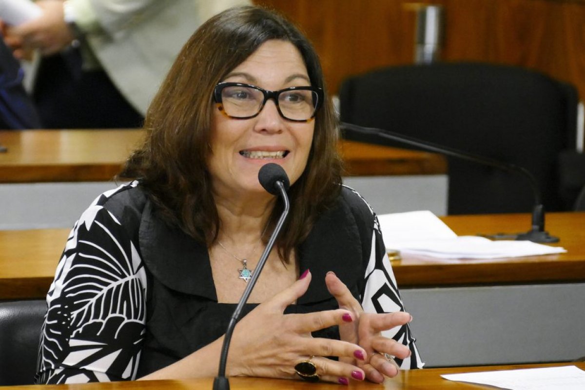 Bia Kicis defende volta do voto impresso no país 
