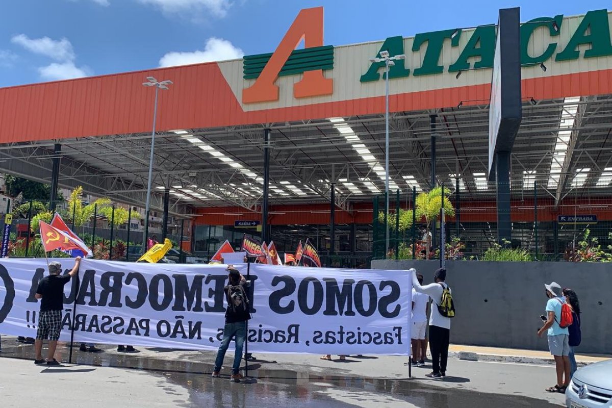 Vídeo: Manifestantes fazem protesto em frente ao Atacadão, em Salvador 