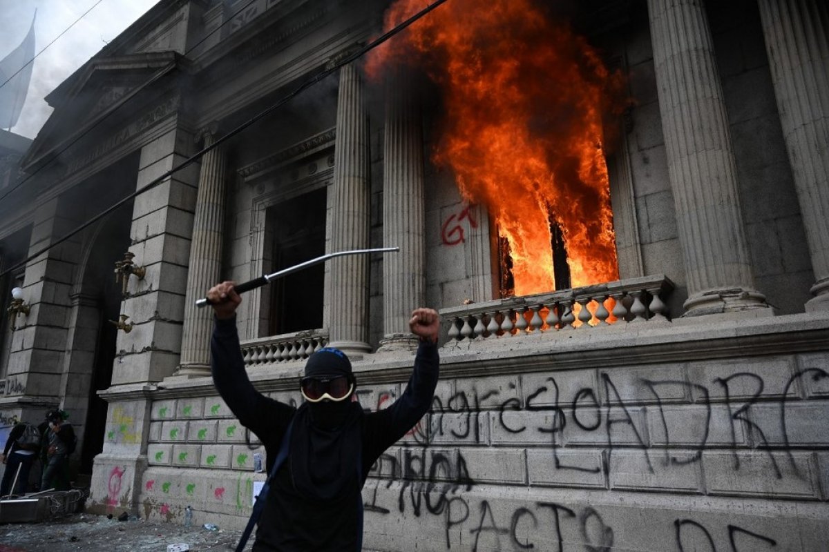 Vídeo: Manifestantes incendeiam Congresso da Guatemala e pedem renúncia do presidente