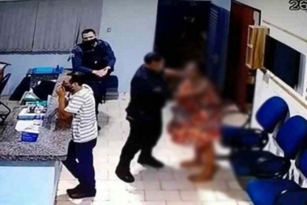 Vídeo: Tenente da PM agride mulher grávida algemada em quartel no Mato Grosso do Sul