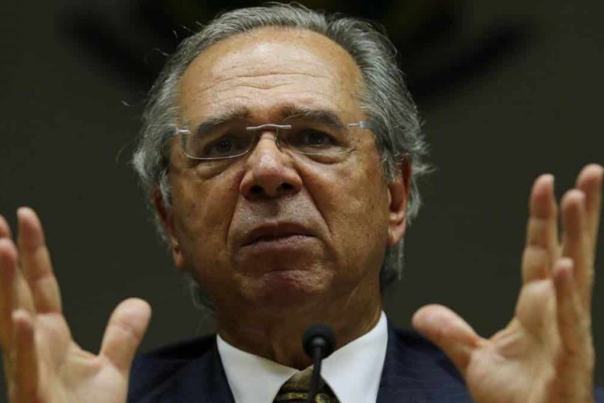 Guedes nega segunda onda de Covid-19 e afirma que a doença "cedeu" 
