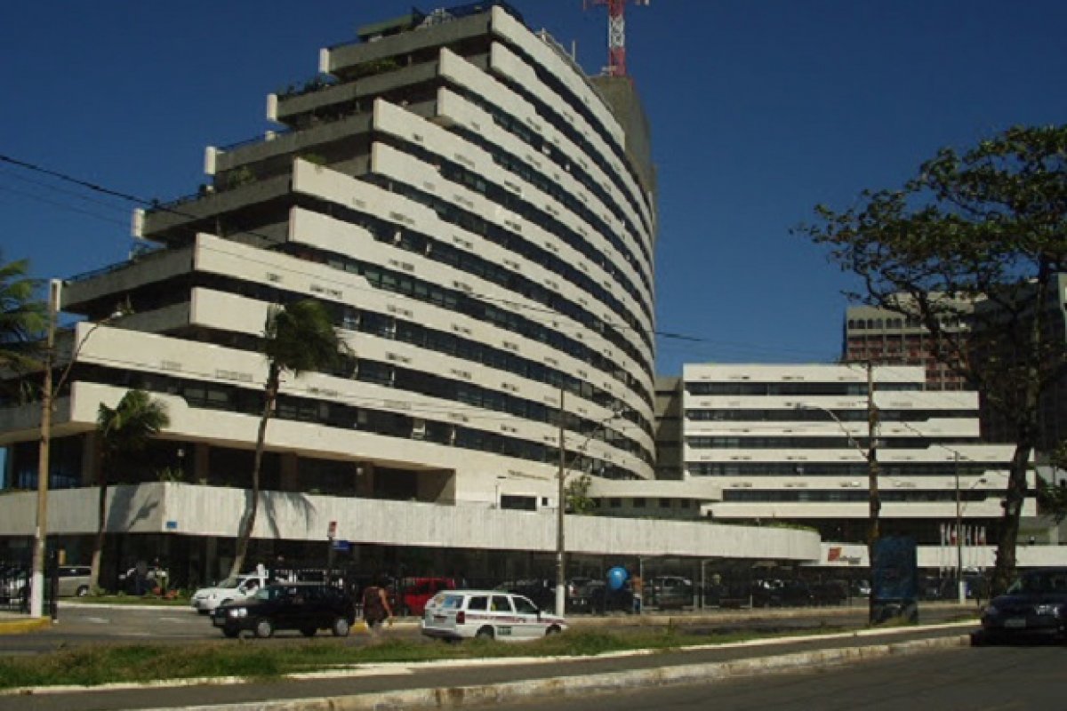 Turista morre após cair no 7º andar de um prédio no bairro de Ondina, em Salvador