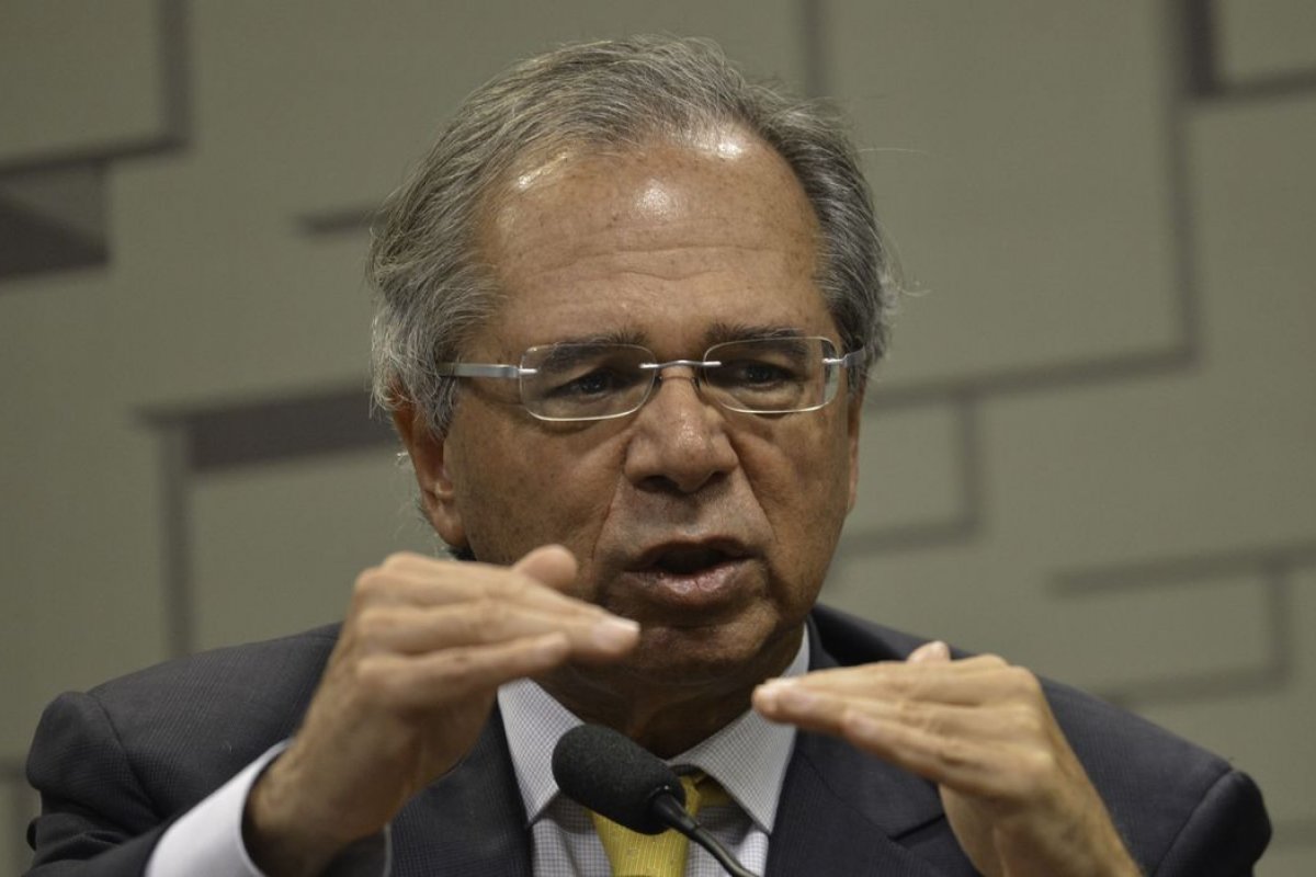 Brasil deve perder cerca de 300 mil vagas formais em 2020, diz Paulo Guedes