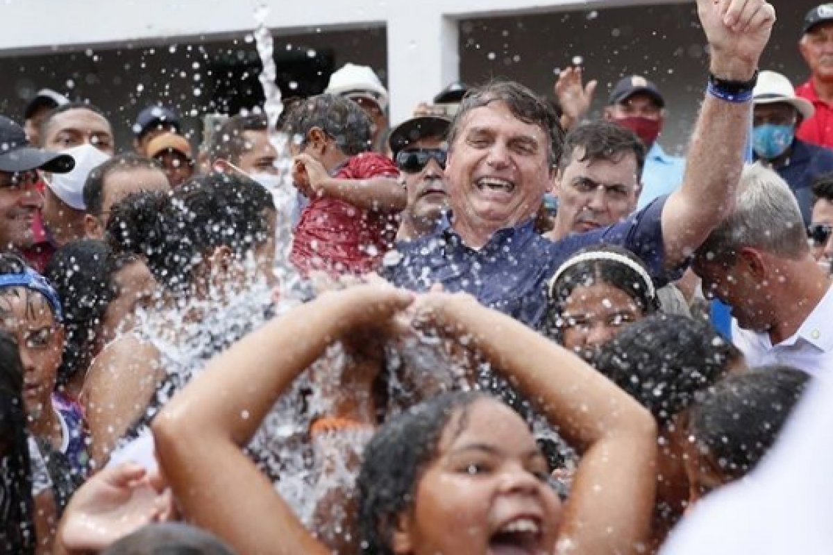 "O governo nada cobra pela água", diz Bolsonaro