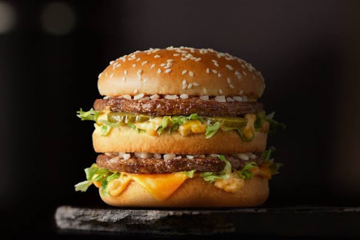 Rede de fast food aposta em Black Friday e vende dois sanduíches por R$ 6,90