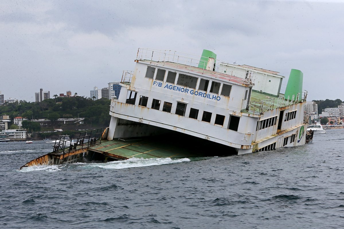 Vídeo: Ferry e rebocador afundados em Salvador são liberados para mergulhadores 