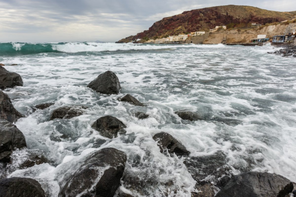 Ventos fortes e ondas gigantes atingem litoral da Bahia nesta terça-feira (5) 