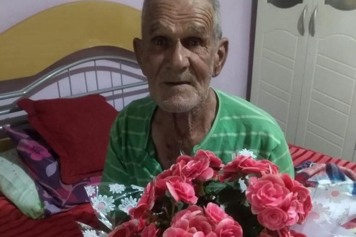 Idoso é acusado de roubar muda de canteiro e moradores se reúnem para doar dezenas de flores 