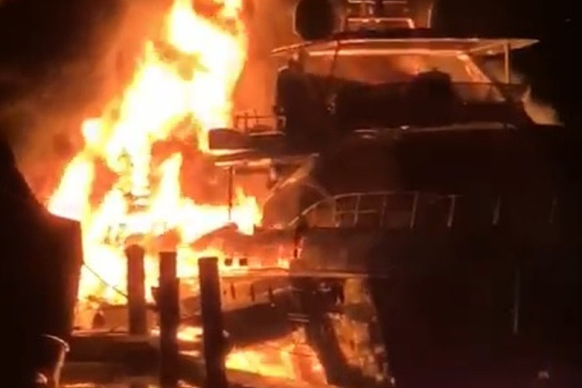 Três lanchas pegam fogo no Rio de Janeiro 