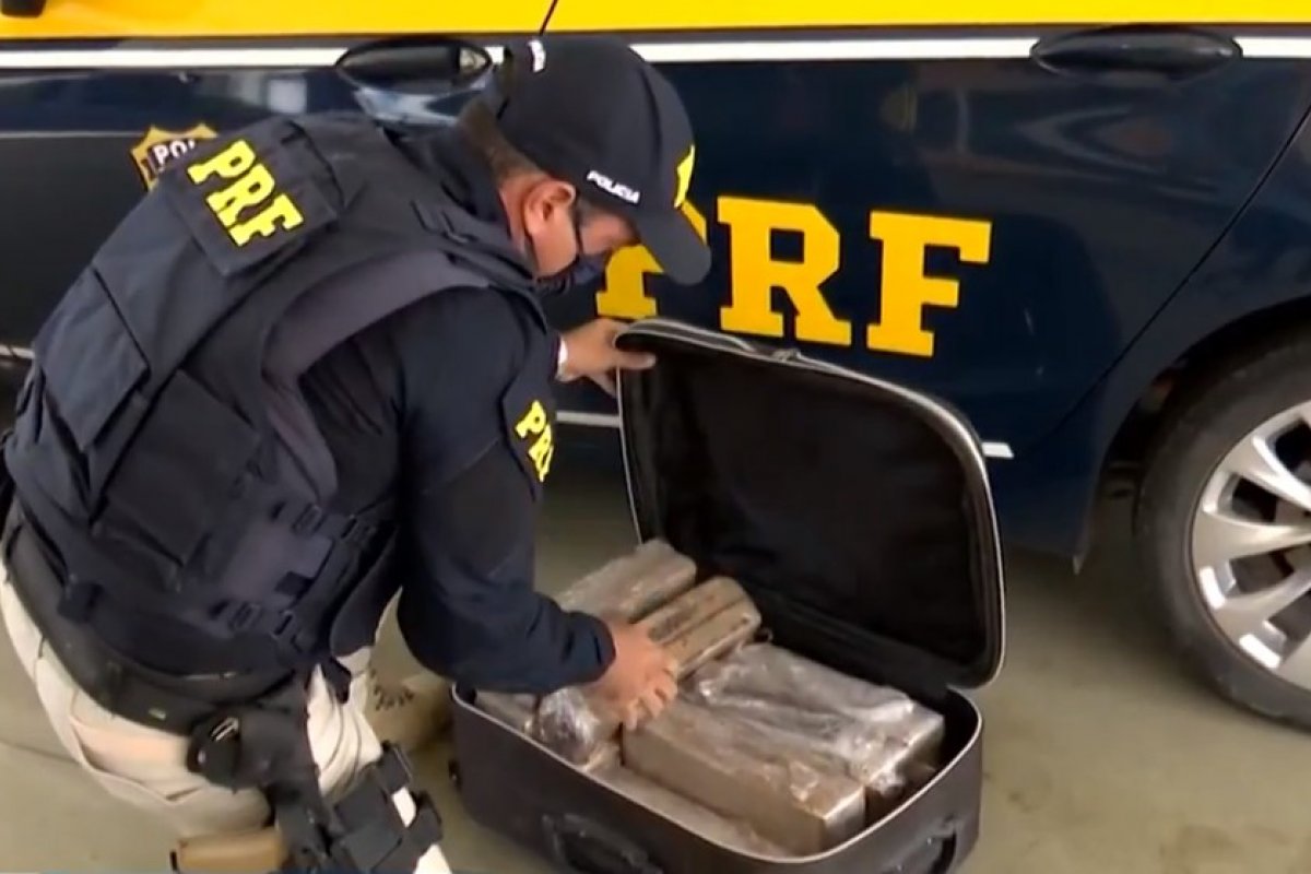 Jovem é presa após ser flagrada com 26 kg de maconha em mala dentro de ônibus na BR-116, em Vitória da Conquista