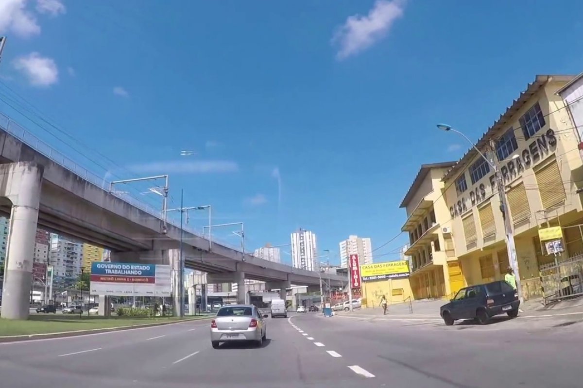 Viatura do DPT colide em barreira de concreto na Avenida Bonocô