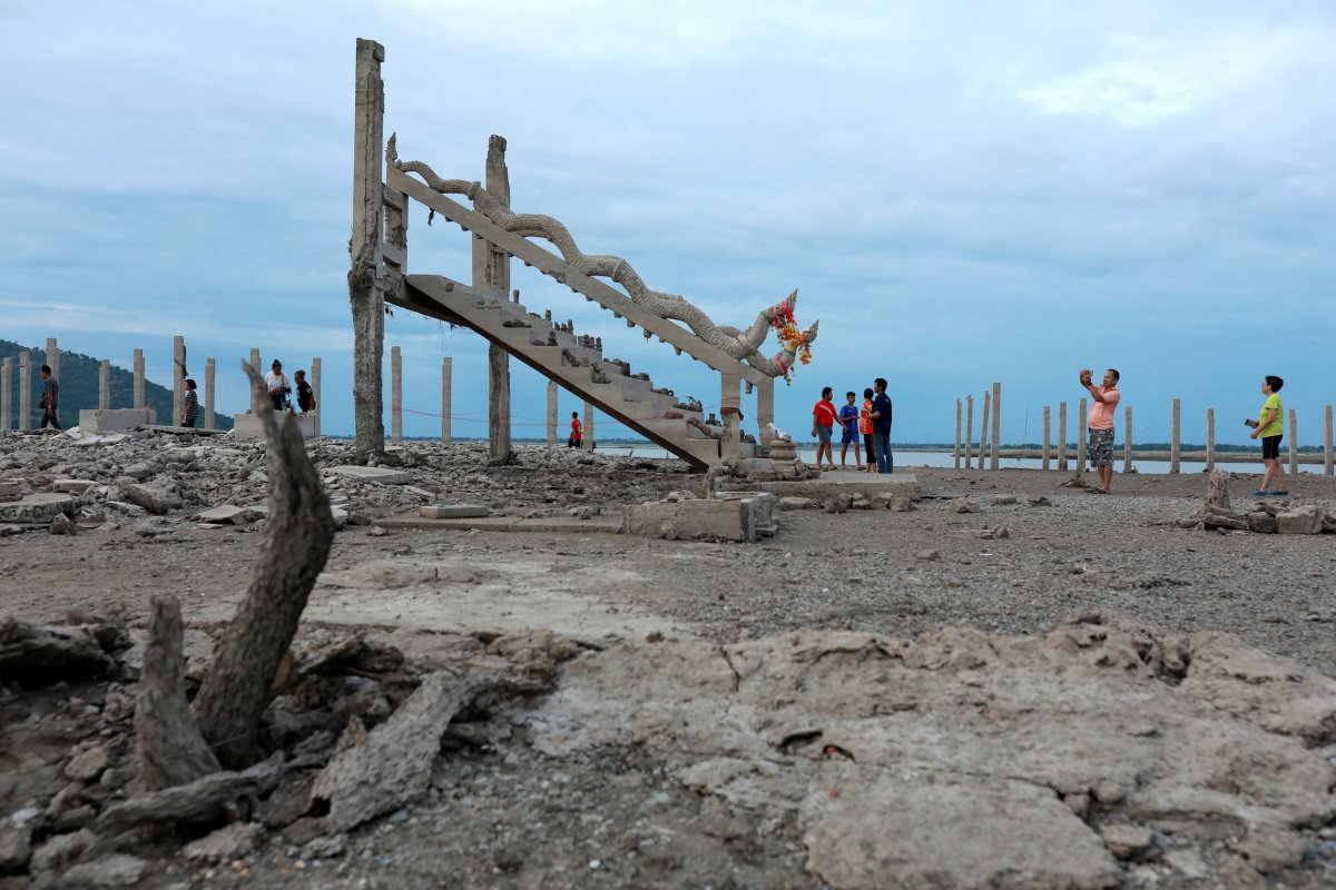 Seca revela templo submerso na Tailândia