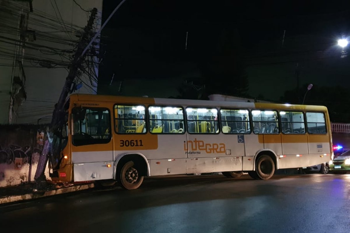 Ônibus derrapa na pista e bate em poste de energia no Vale de Nazaré, em Salvador 