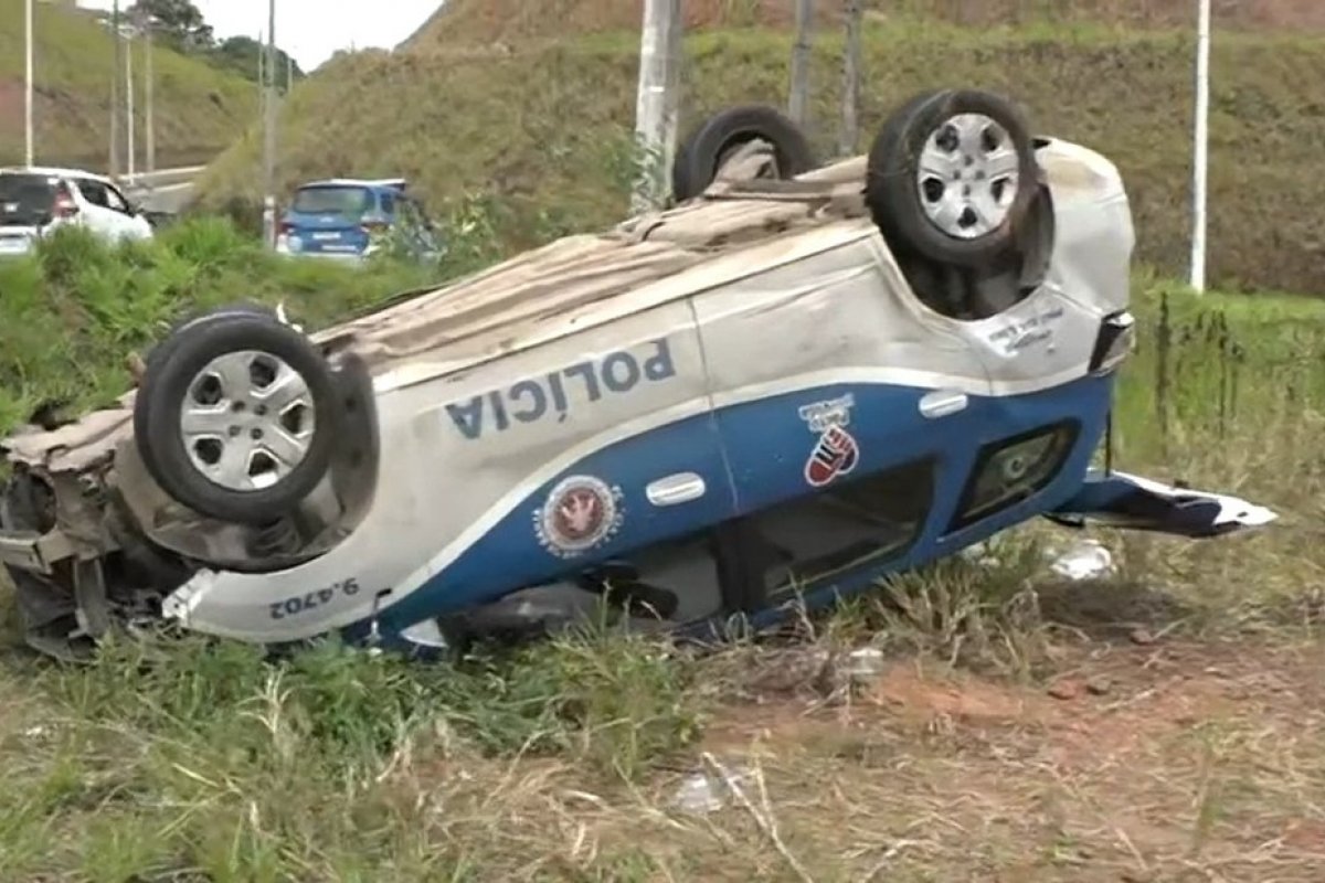 Três policiais ficam feridos após viatura capotar em bairro de Salvador