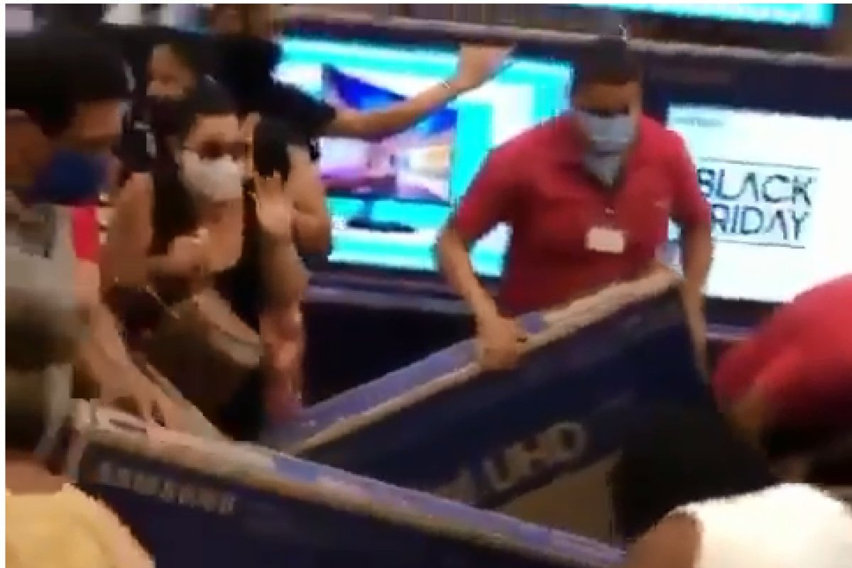 Consumidores vão a loucura com promoções em supermercado de Salvador 