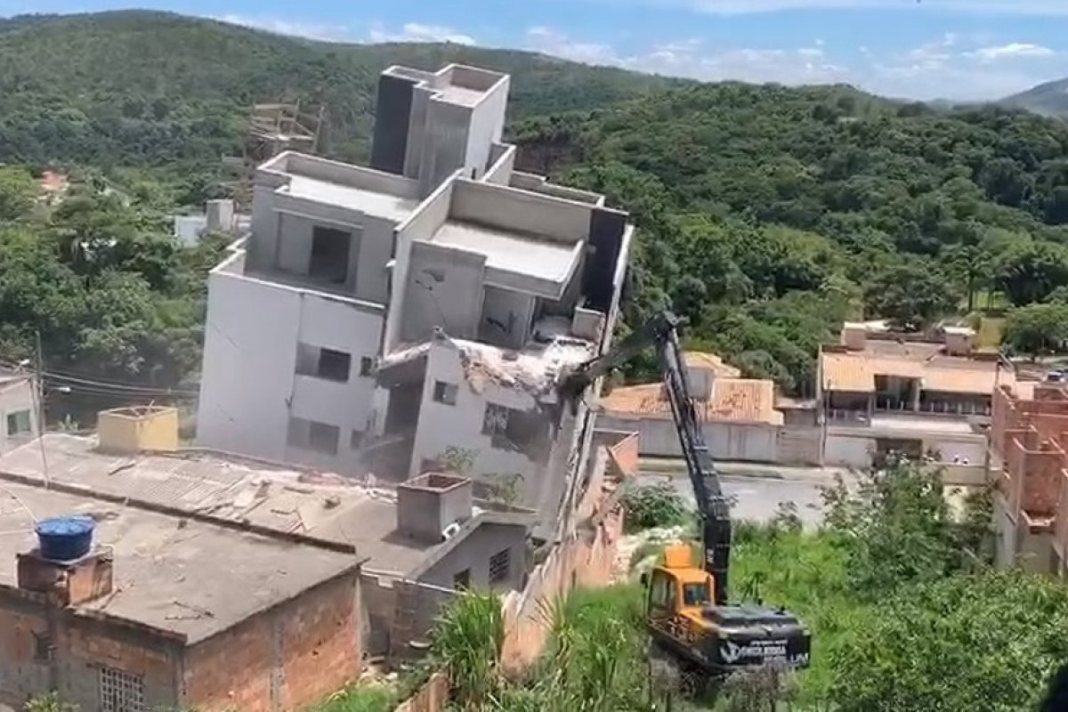 Prédio que tombou em Betim é demolido