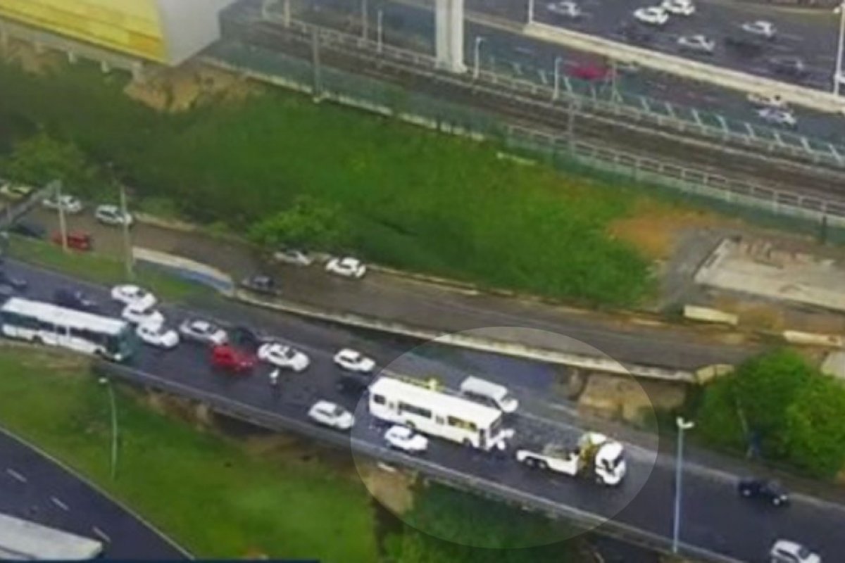 Ônibus quebrado na região que liga o Iguatemi e Paralela, em Salvador, deixa trânsito lento 