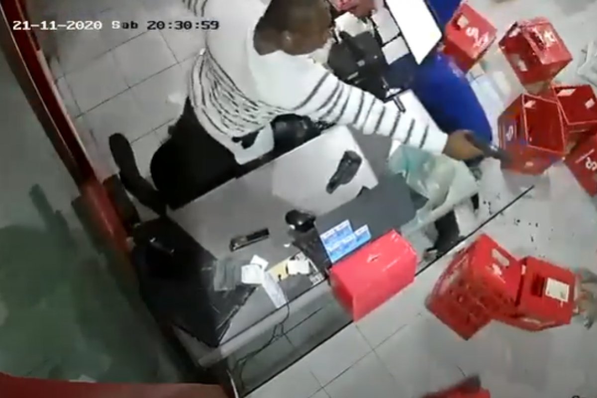 Dono de mercadinho reage a assalto e mata bandido a tiros em Maceió