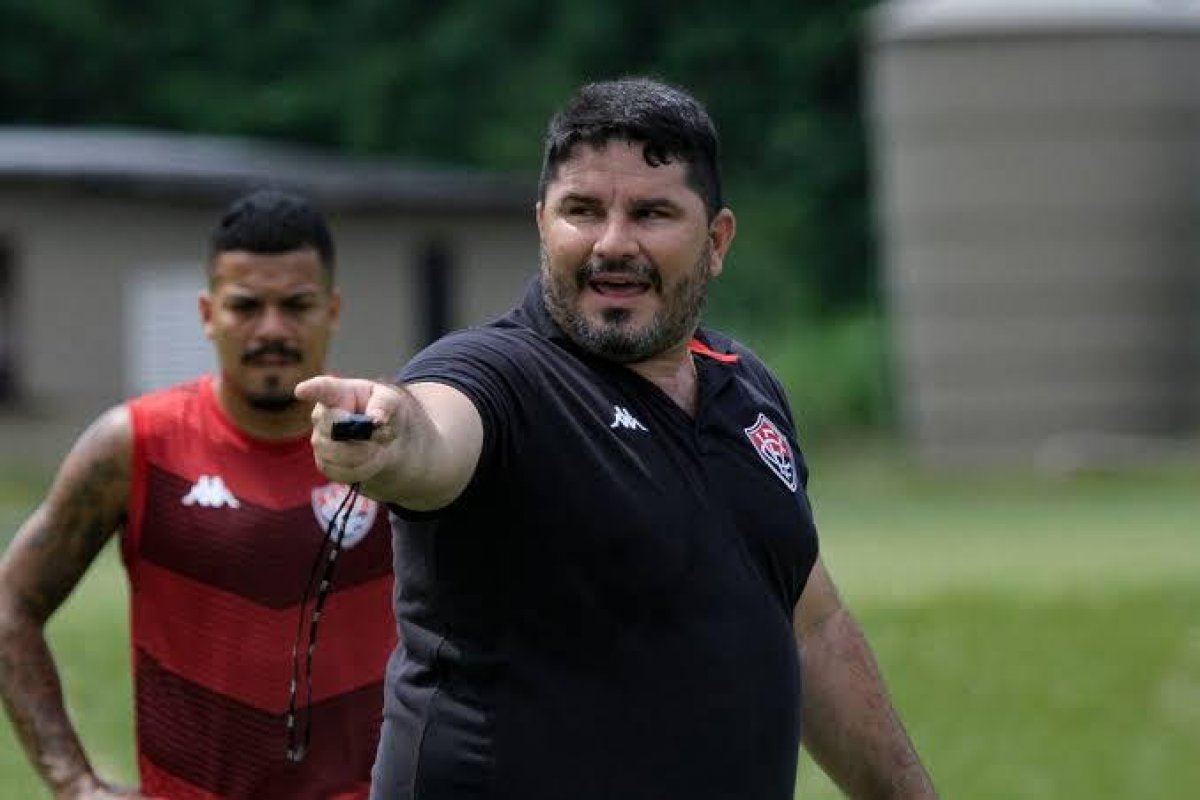 Eduardo Barroca deixa o Vitória e assina com o Botafogo 