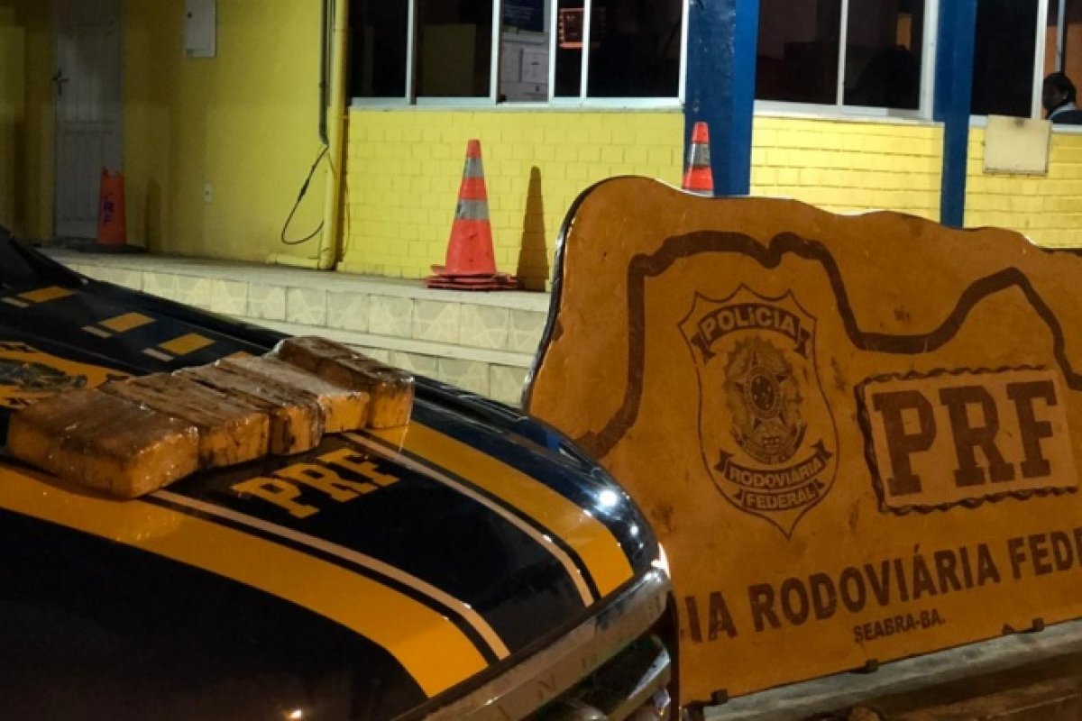 Jovem é presa em flagrante com cinco quilos de droga na BR 242, no sul da Bahia