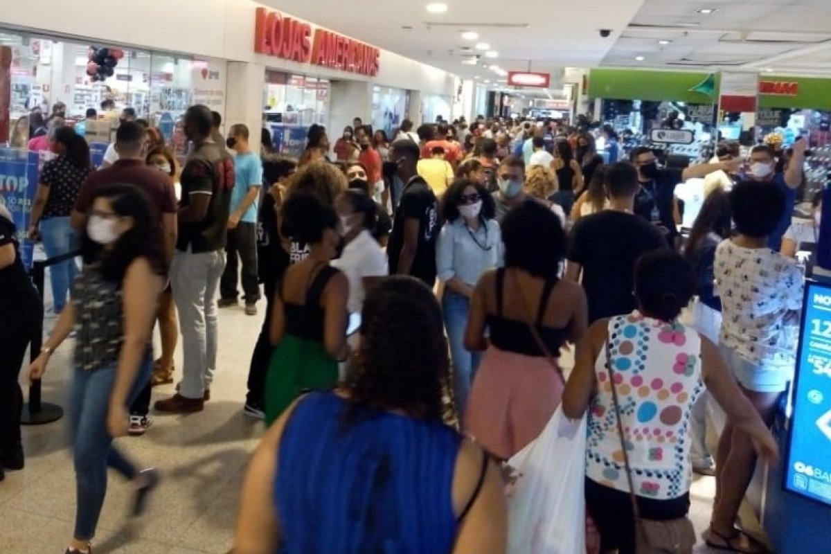 Aglomeração é registrada em shopping de Salvador durante Black Friday
