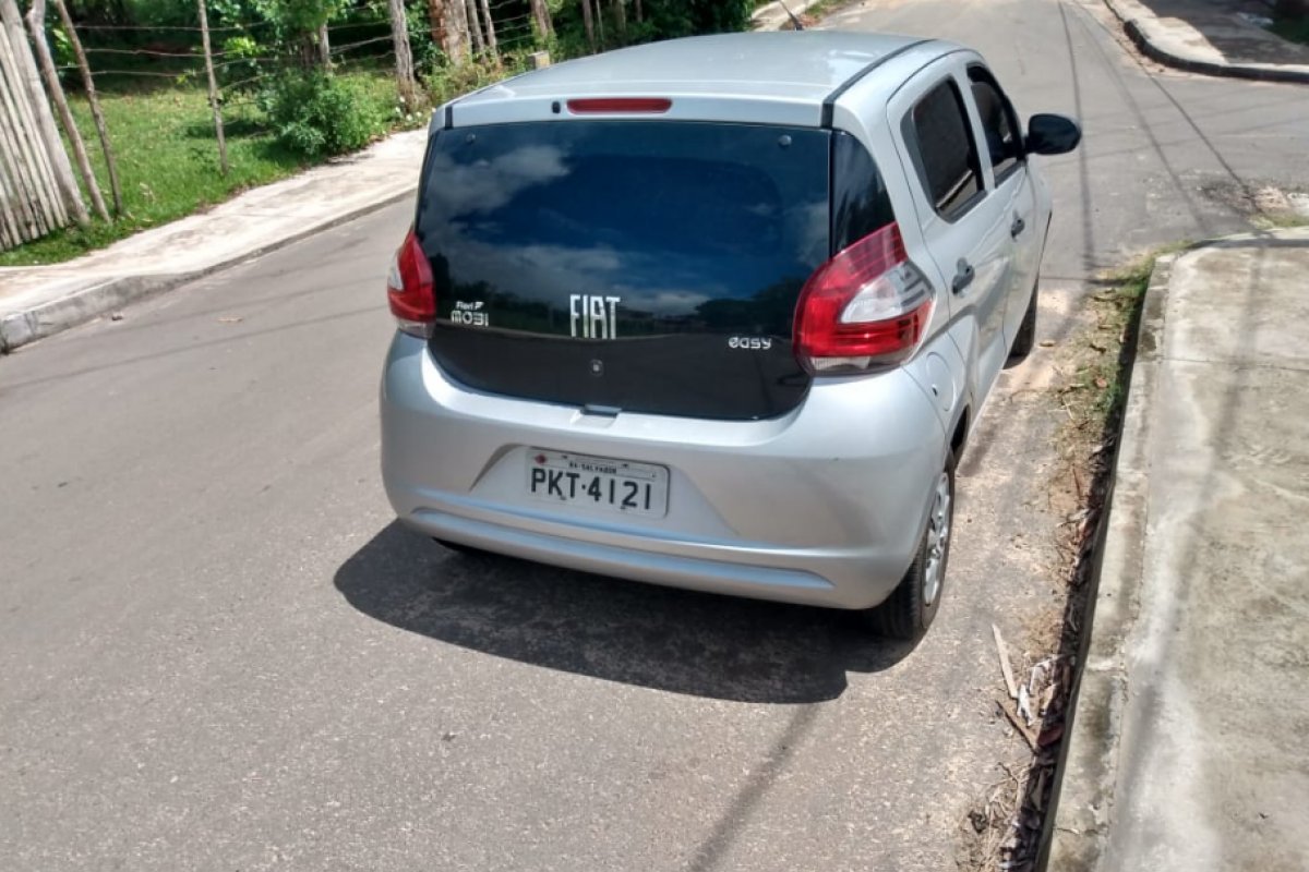 Moradores denunciam carro abandonado em Camaçari 