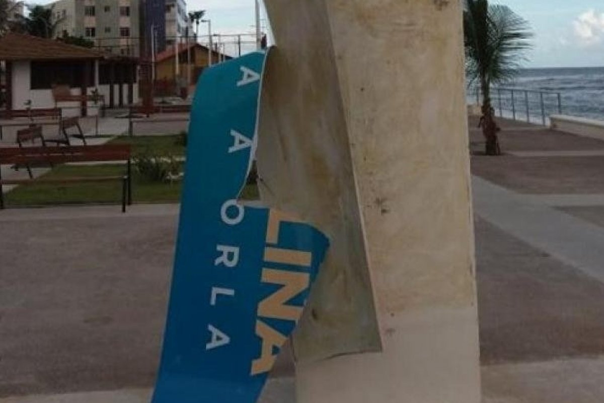 Equipamento informativo na Amaralina, em Salvador, é alvo de vandalismo
