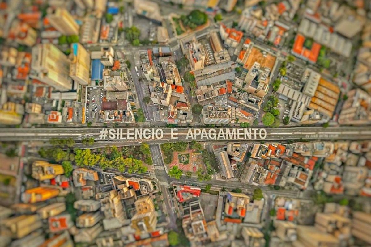 Frase "Silêncio é apagamento" é pintada em extensão do Minhocão, em SP