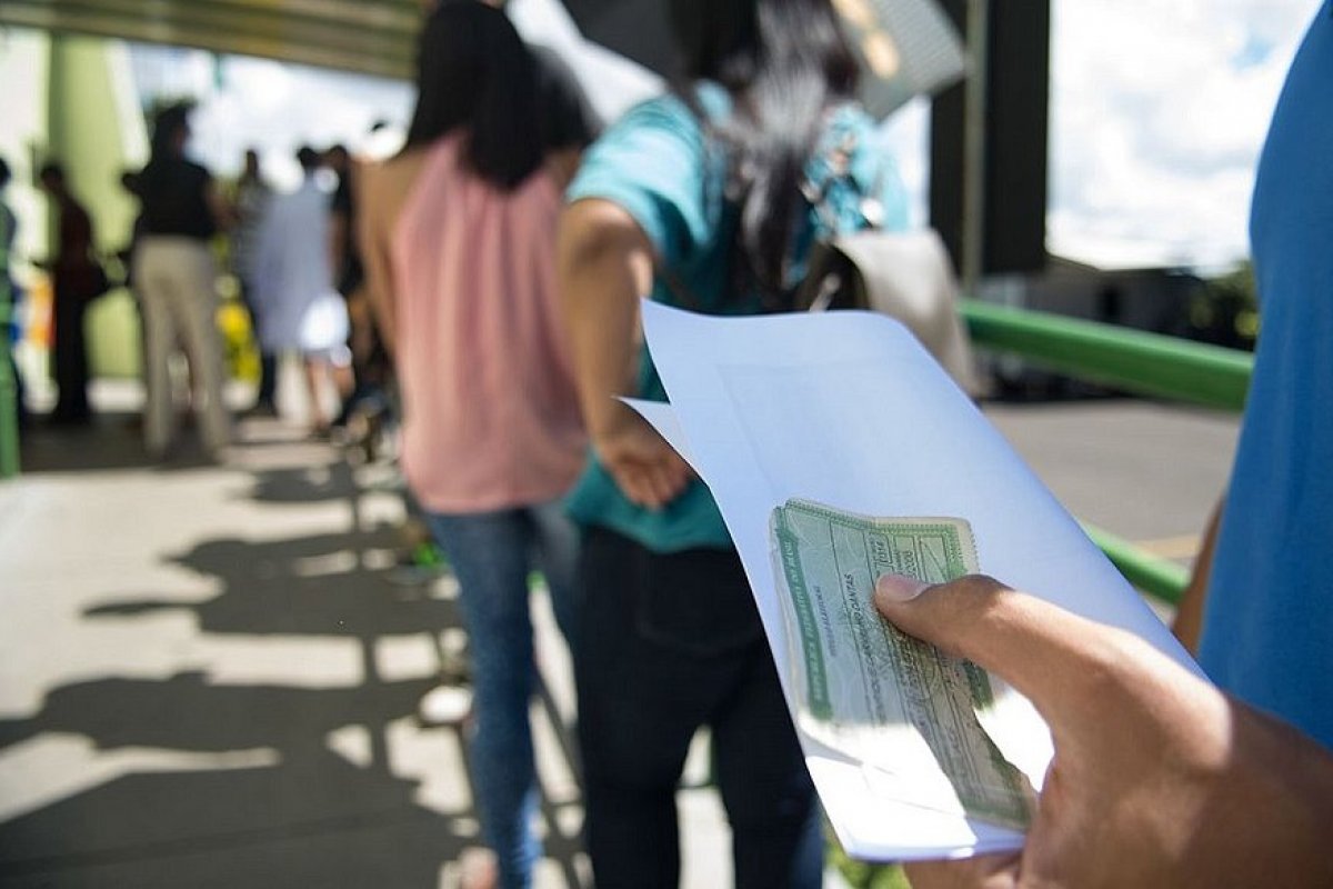 Eleitores de Feira de Santana e Vitória da Conquista, na Bahia, votam neste domingo